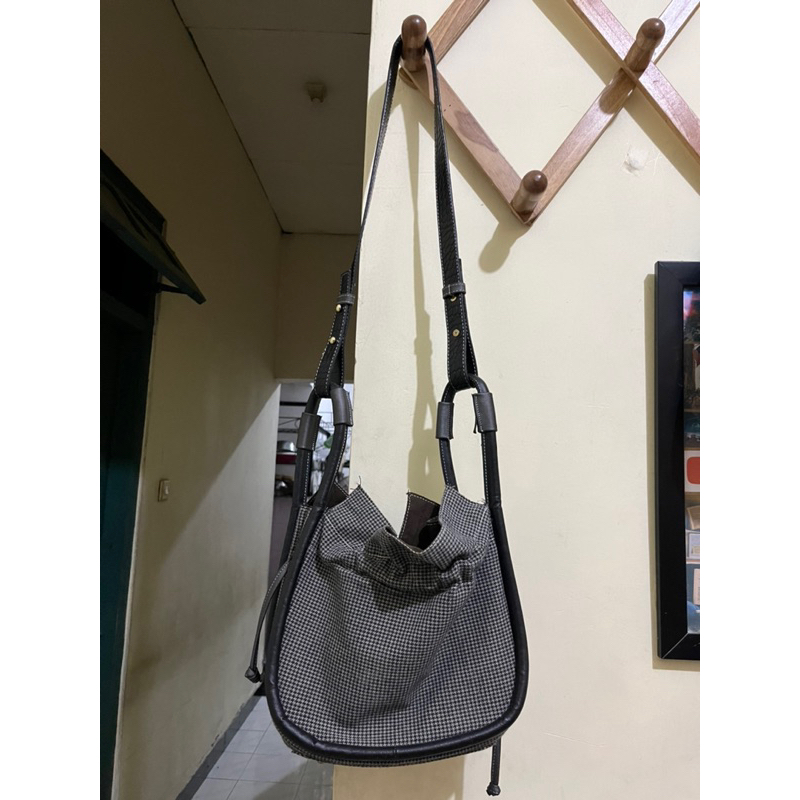 Sling bag bento Josvli phantom black [preloved]