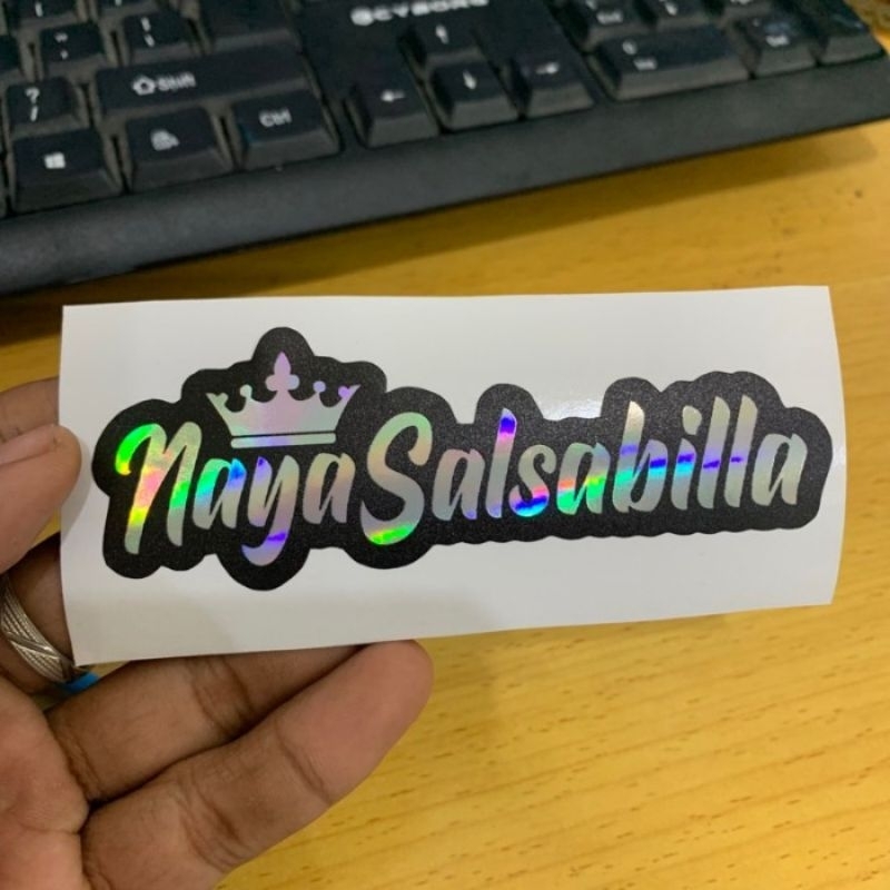 

Bisa Request !!! Stiker Nama Mahkota Queen & King Custom Tulisan Hologram