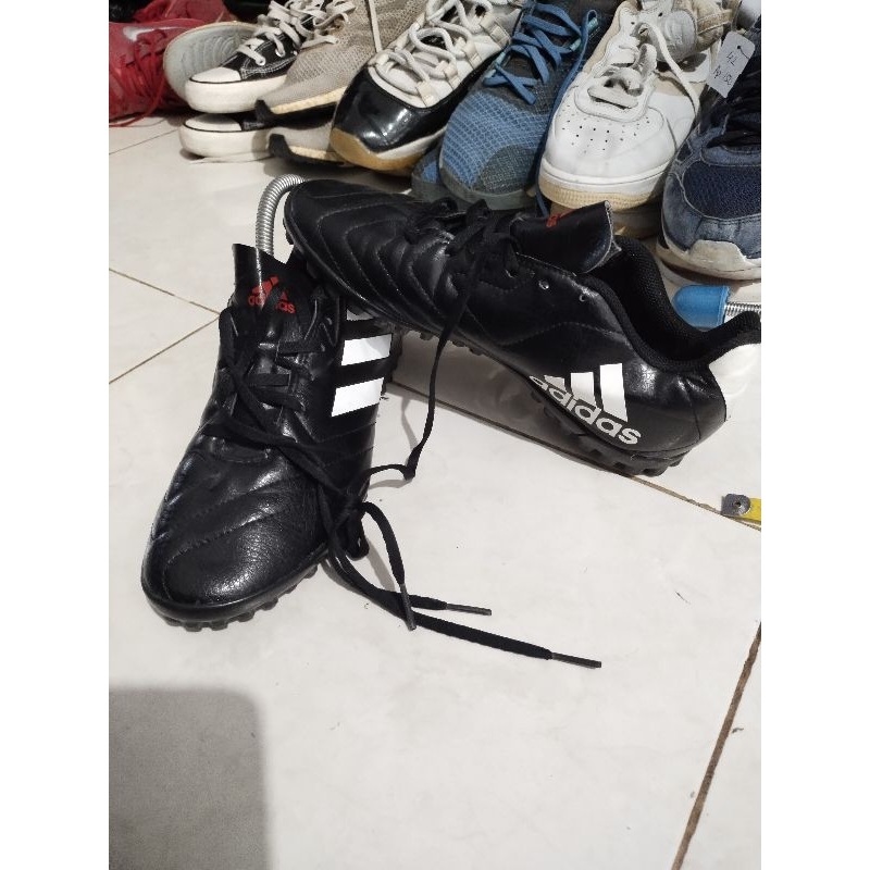 sepatu bola futsal Adidas size 38 hitam