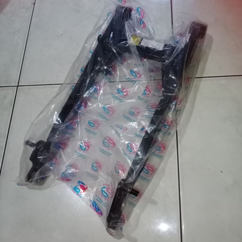 Swingarm Garpu Hitam Honda Revo Lama sampan 100cc 2007-08/Supra Fit New R CW Tebal Merk Putra Dunia 