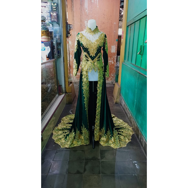 Kebaya bludru hijau botol