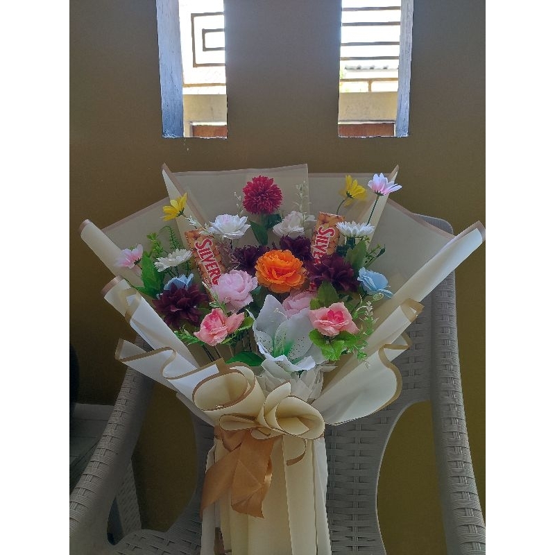 buket cokelat dan bunga artificial besar
