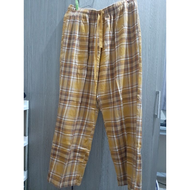 Celana flanel uniqlo kuning kotak big size preloved