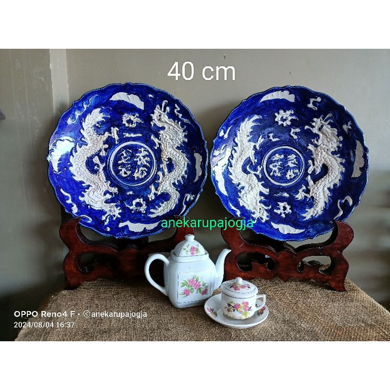 2 buaj piring keramik lukis gambar naga timbul biru putih untuk dekorasi hiasan dinding