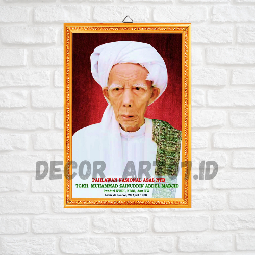 TGKH. MUHAMMAD ZAINUDDIN ABDUL MADJID - FOTO BINGKAI KAYU MDF - FOTO ULAMA INDONESIA - FOTO HABIB DA