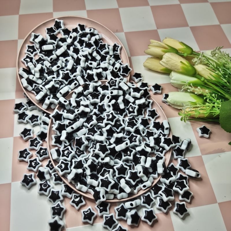 MANIK MOTE HITAM KARAKTER AKRILIK MONOKROM _MANIK MONOKROM _MANIK AKRILIK.