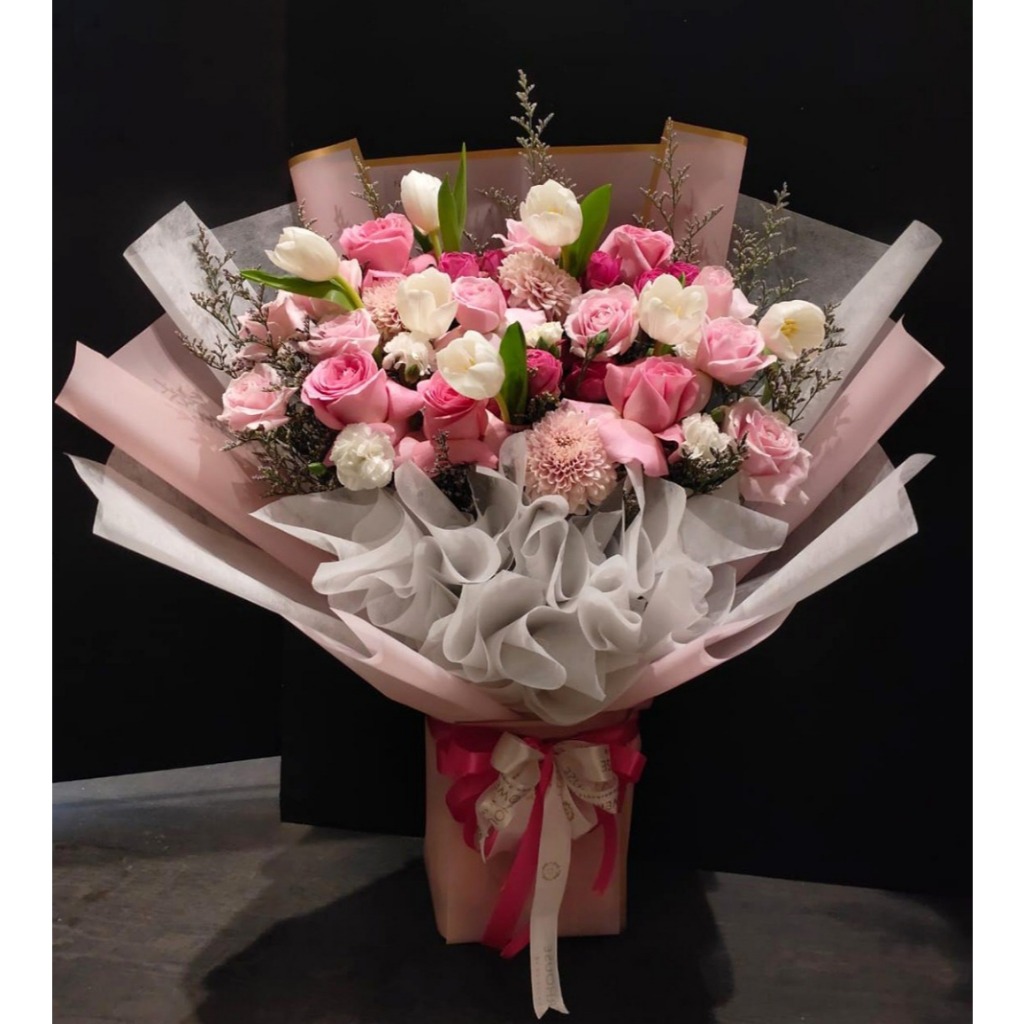 Hand bouquet 19 bunga rose+tulip+gompi+caspea+karnesen
