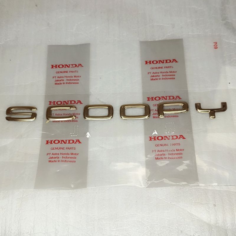 emblem logo tulisan scoopy warna gold scoopy kode k2f tahun 2021 preste orinal AST