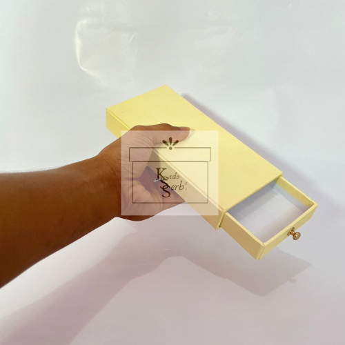 

Sliding hardbox Uk 18,5 x 8,5 x 2 cm I Kotak kado I Hampers I Giftbox