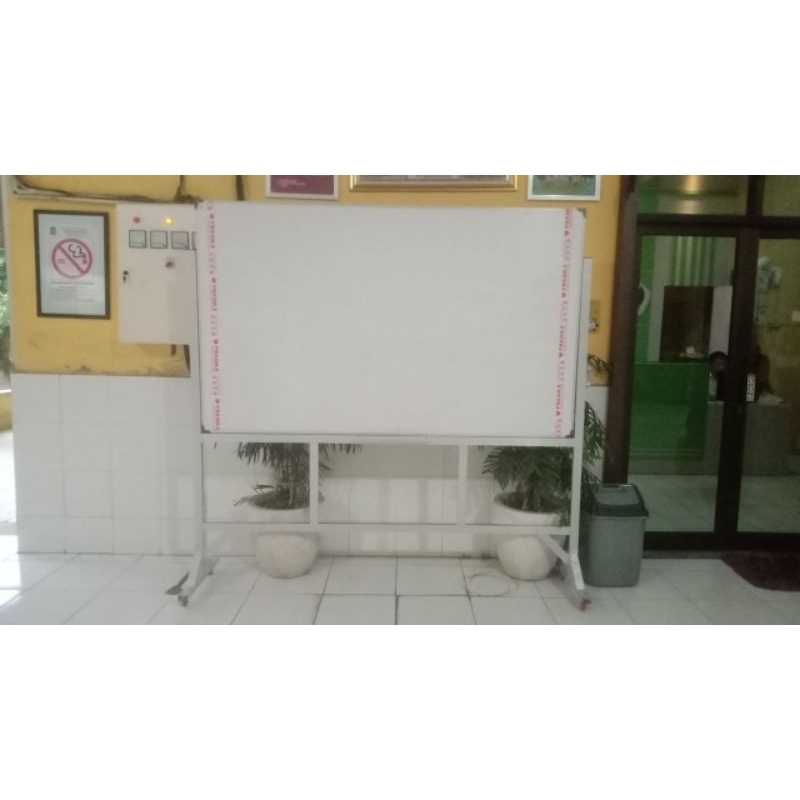 

Whiteboard/Papan Tulis Standing Single Face Type Non Magnetic Uk 80×120