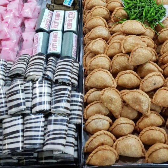 

Catering Snack Box Kue Paket Lumpur Lemper Sosis Sari Kacang Hijau