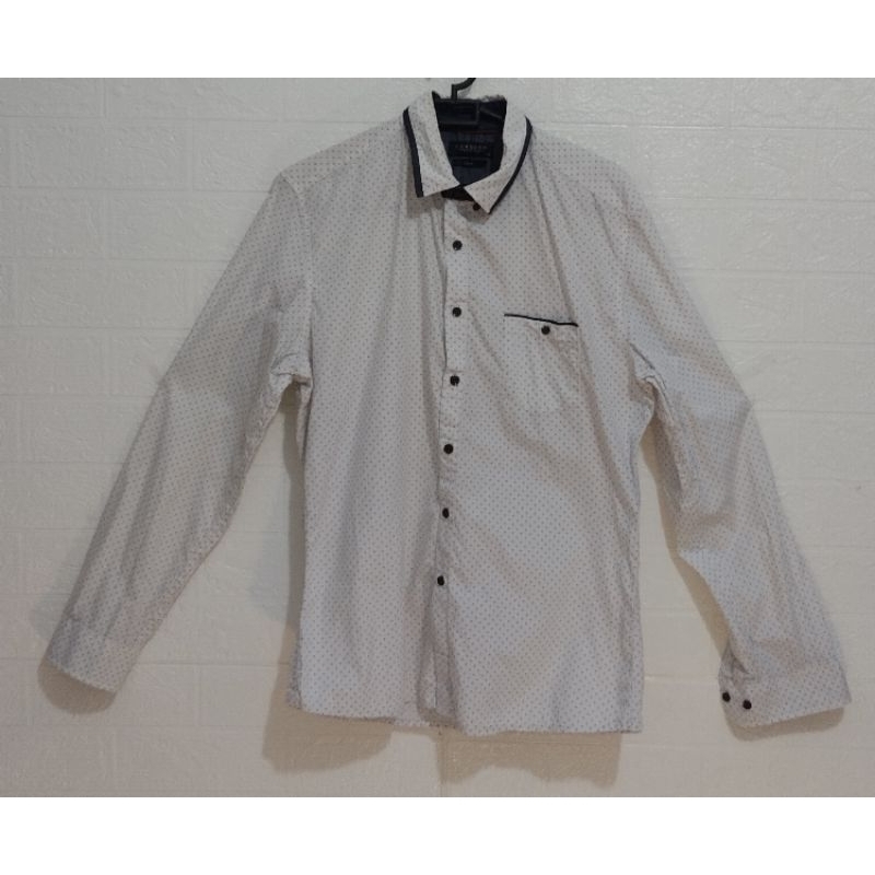 PRELOVED LARUSSO SLIM FIT ORI KEMEJA PUTIH MOTIF TITIK2 (Size M) (LD=100cm x T=70cm)