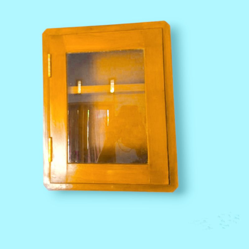 Kotak dari kayu. kotak obat, kotak  penyimpanan, kotak tempel dinding