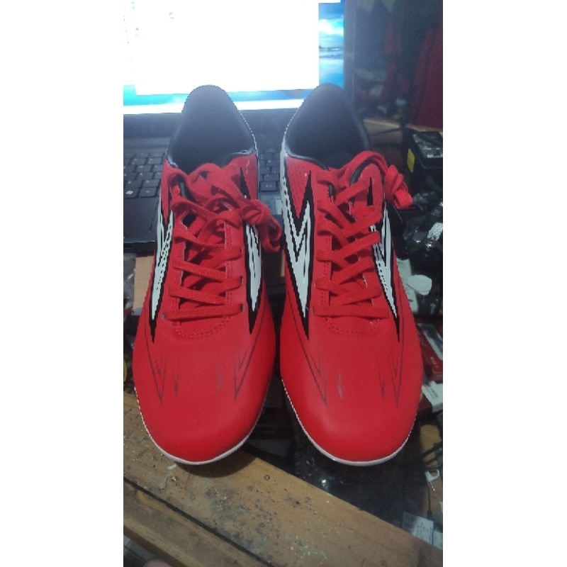 sepatu bola specs