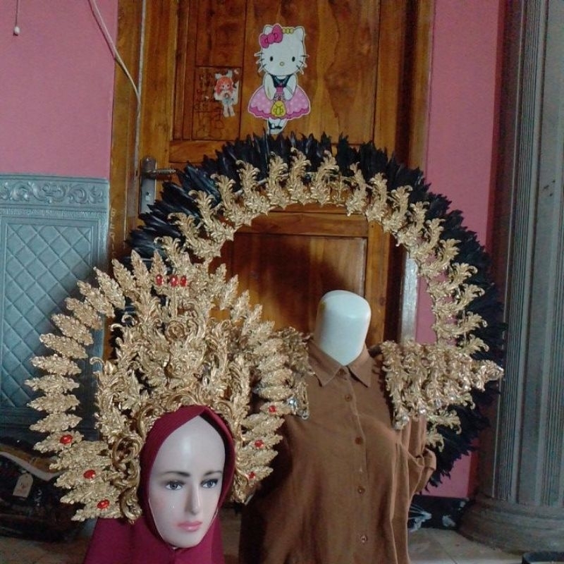 mahkota dan maskot sayap karnival