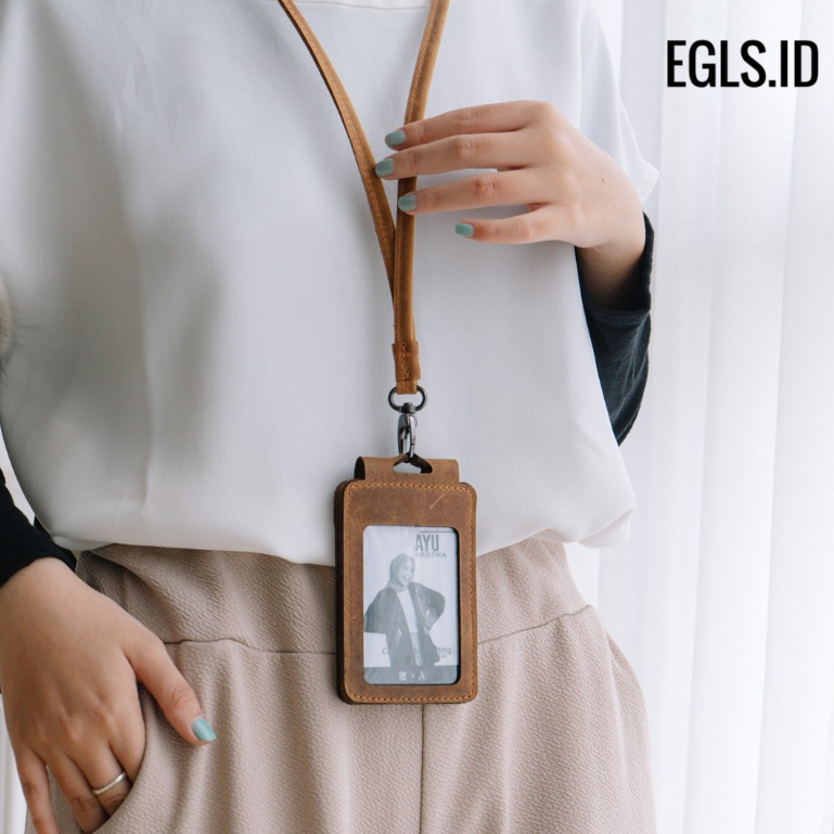 

Win Leather - Sean Lanyard Id Card Name Tag kulit Sapi Asli Card Holder Double Flip Papan Nama Model Kalung Kantor Kerja Event Simpel Name Tag Tali
