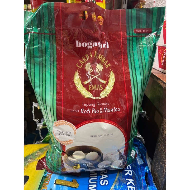 

tepung cakra kembar emas tepung roti dan manto isi 5 kg
