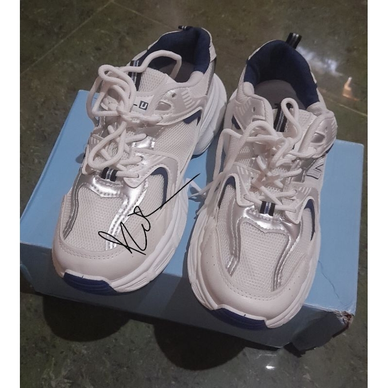AEJI - SEPATU SNEAKERS BY KRONIKEL