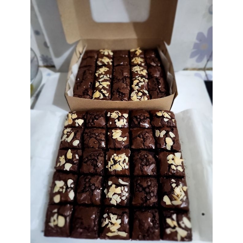 

brownies yummy uk. 20 × 20 isi 25 potong