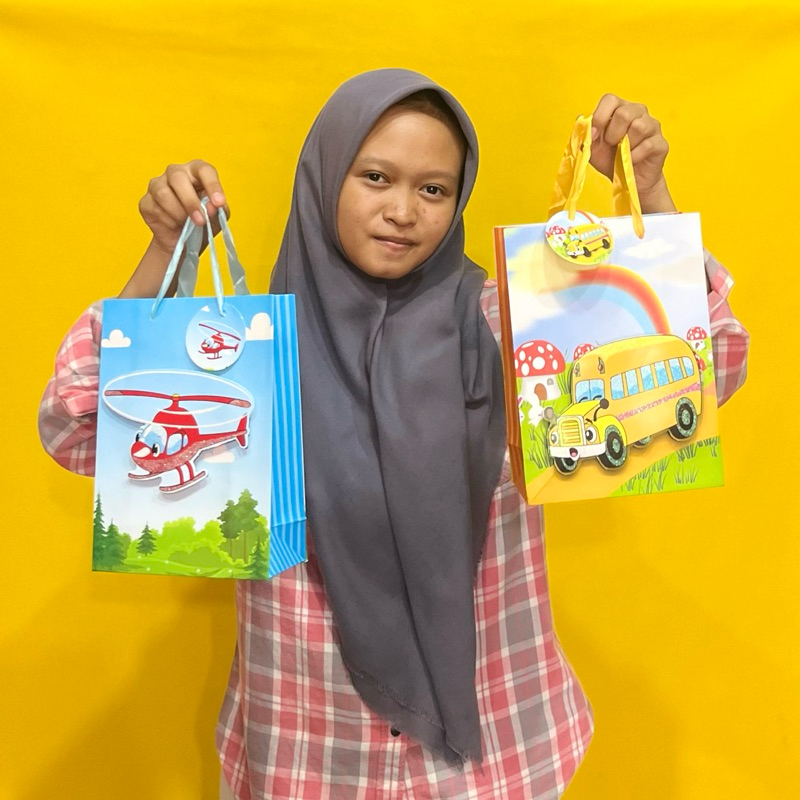 

Paper Bag premium tayo pesawat bus gambar 3D Bingkisan Kado ukuran sedang paperbag tote bag goodiebag ecobonekaindo