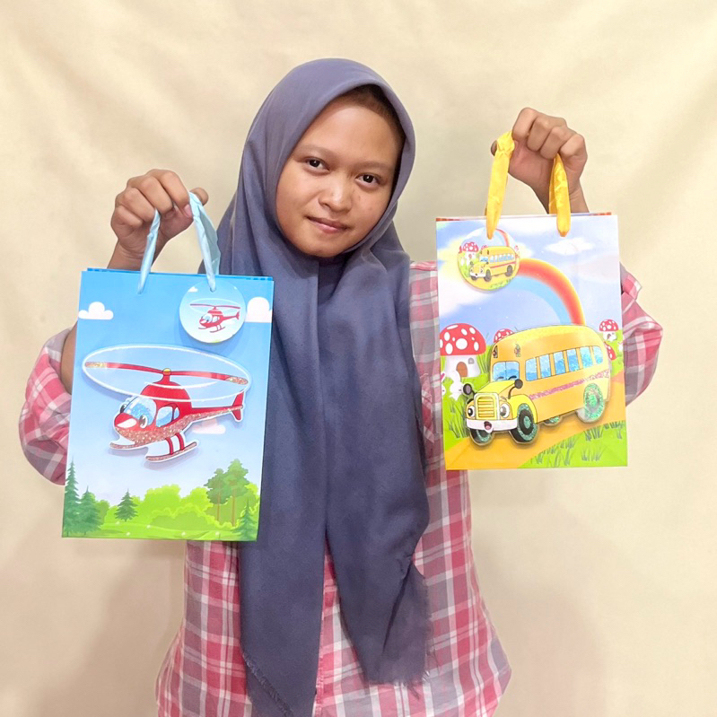 

Paper Bag premium tayo pesawat bus gambar 3D Bingkisan Kado ukuran sedang paperbag tote bag goodiebag party kuy
