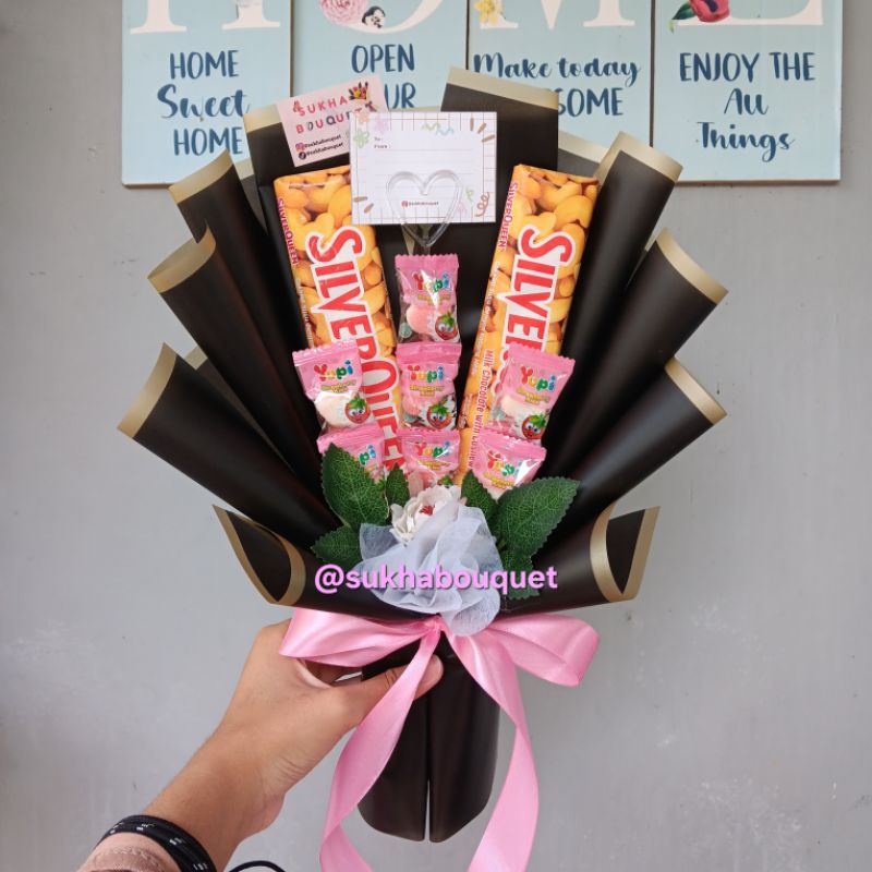 

Buket Yupi Silverqueen 58gr Murah Jumbo Kawat Bulu / Bucket bunga coklat silverqueen besar wisuda ulang tahun anniversary pipe cleaner rajut cewek cowok / Silverqueen 1 box / cod free packing / giant bouquet coklat boneka graduation gift skripsi sempro