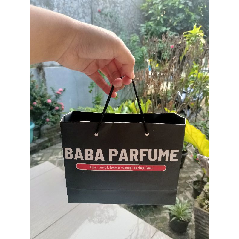 

KANTONG KERTAS BABA PARFUME MOTIF RANDOM UK 14 cm x 7 cm x 18 cm (1 pcs)