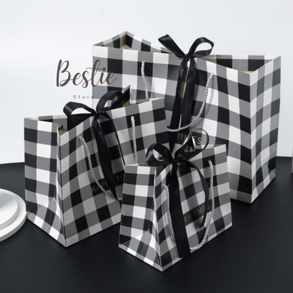 

Bestie Paper Bag Kantong Karton Paperbag Tas Goodie bag Hampers Souvenir Kado Motif Kotak Hitam Putih Elegant Premium