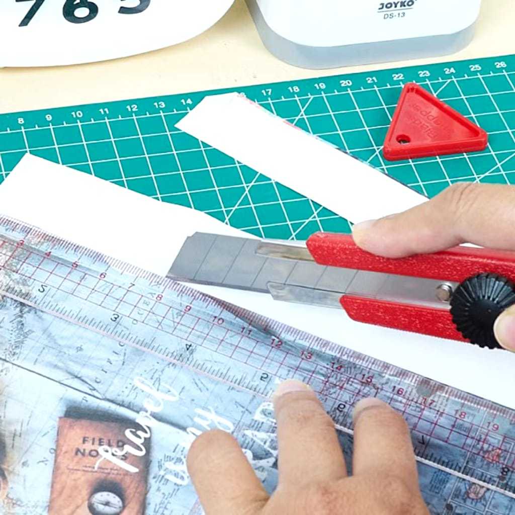 

CUTTER KNIFE BESAR MERAH 18MM - DV RJ-0019