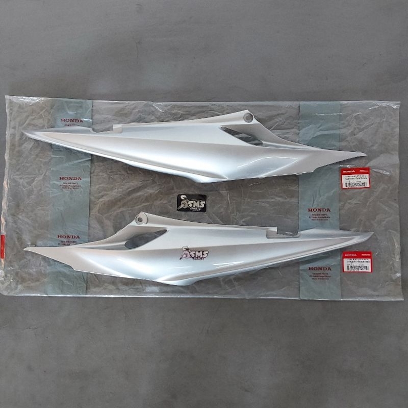 Cover Body R/L Cover Body Kanan Kiri Silver Revo 100 Lama Original 64410 / 64420 KVR 600SSM