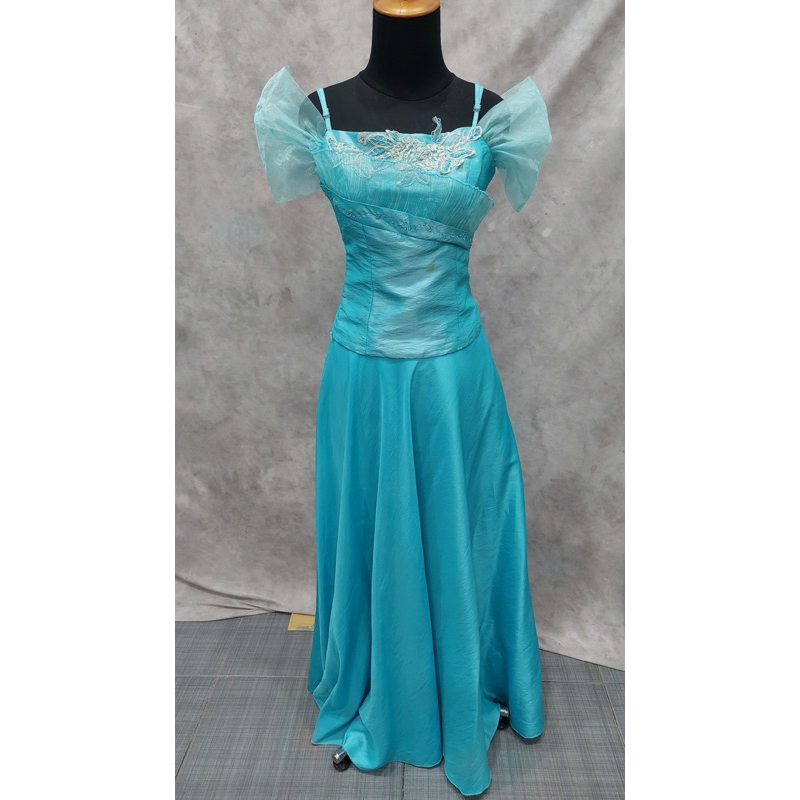 gaun pesta biru muda