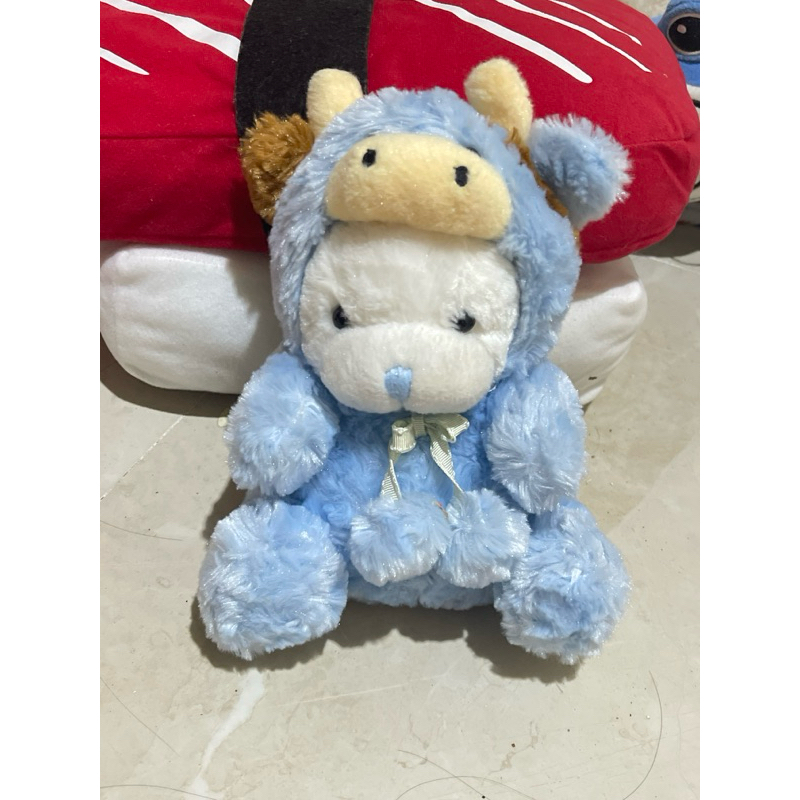 boneka beruang kutub kostum sapi