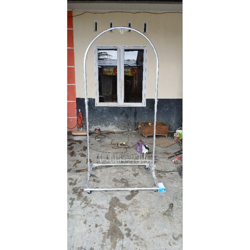 tiang ayunan beroda bongkar pasang.