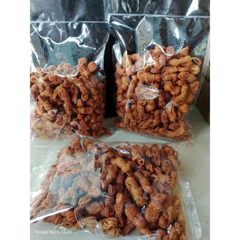 

Snack kiloan Mie Kriwil Pedas/ mie kepang pedas