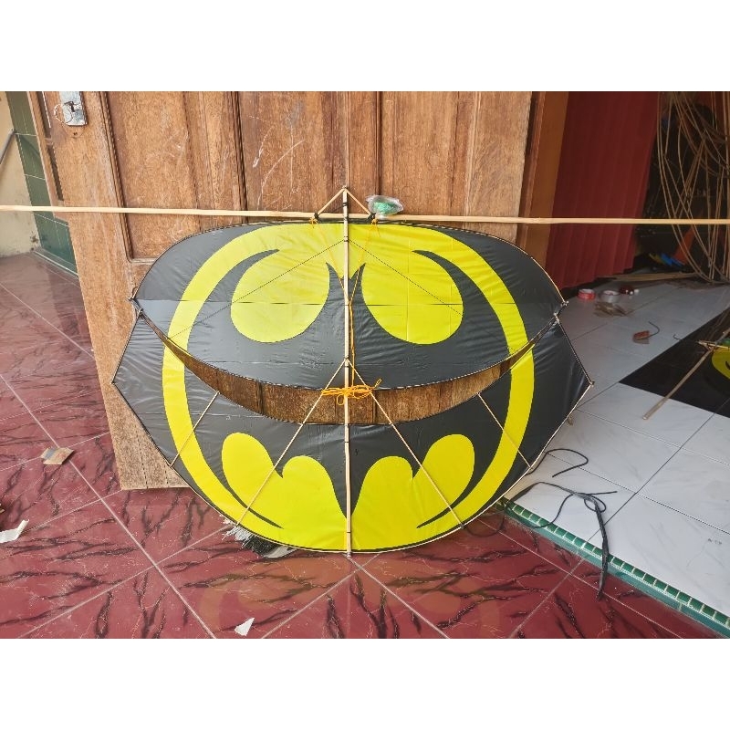 Layangan Pegon ceper 1 meter motif Batman sudah diseting