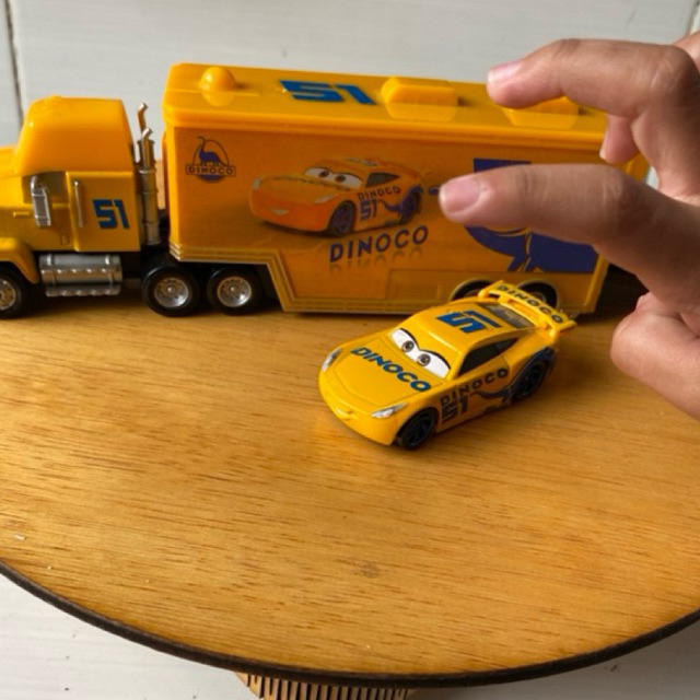 Mattel Dinoco Cruz Ramirez “Cars 3” Die-Cast Set