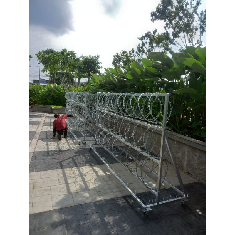 Pagar Barikade Kawat Duri Silet Razor Wire untuk huru hara