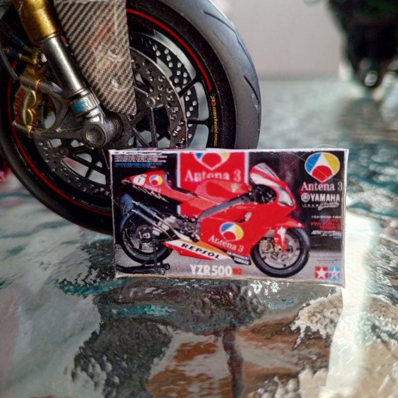 Miniatur kardus Tamiya 1:12 Yamaha YZR500 Team Antena