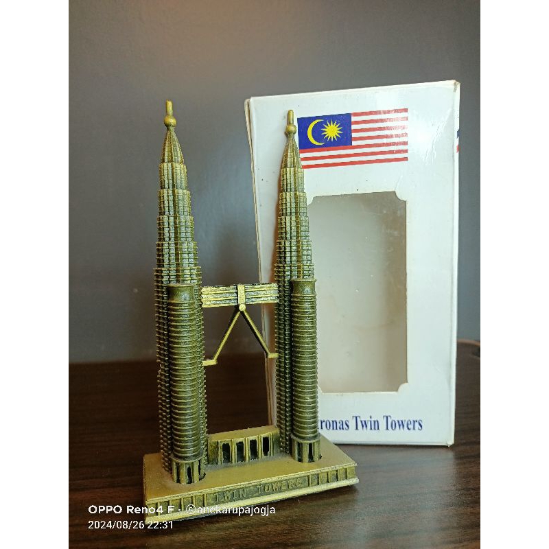 pajangan miniatur petronas kuala lumpur  twin towers