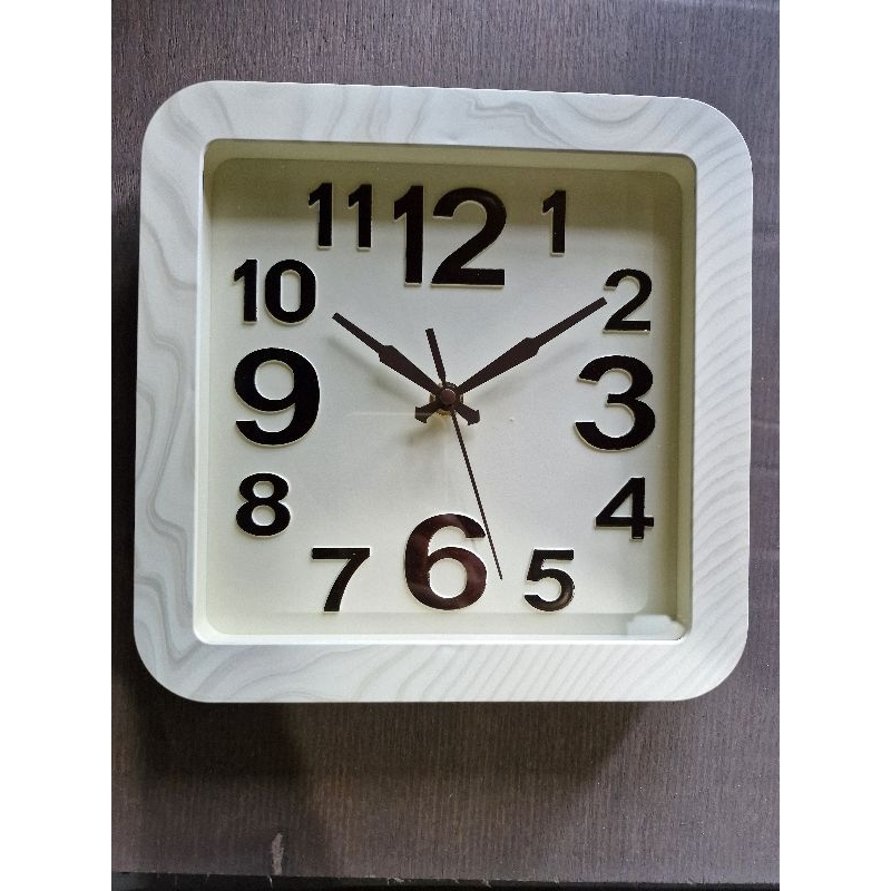 jam dinding kotak