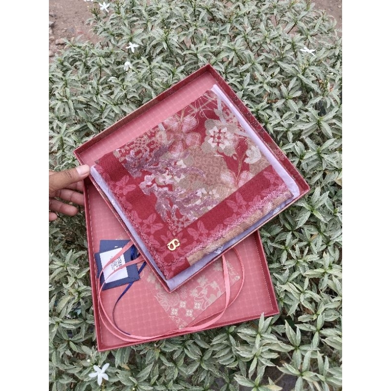 the dream park scarlet preloved buttonscarves