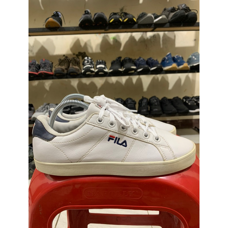 sepatu sneakers putih fila