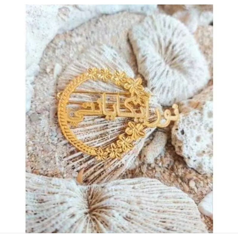 [Bisa COD]pin nama tulisan arab bisa ganti nama kamu/peniti nama/ukirnama/tag nama dada/titanium/mon
