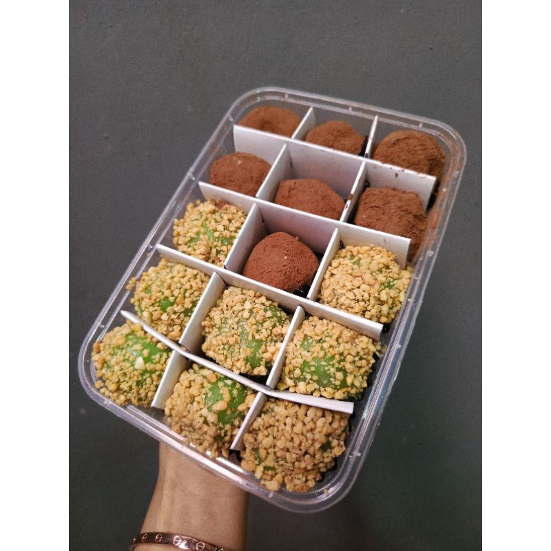

Mochi full topping coklat kacang
