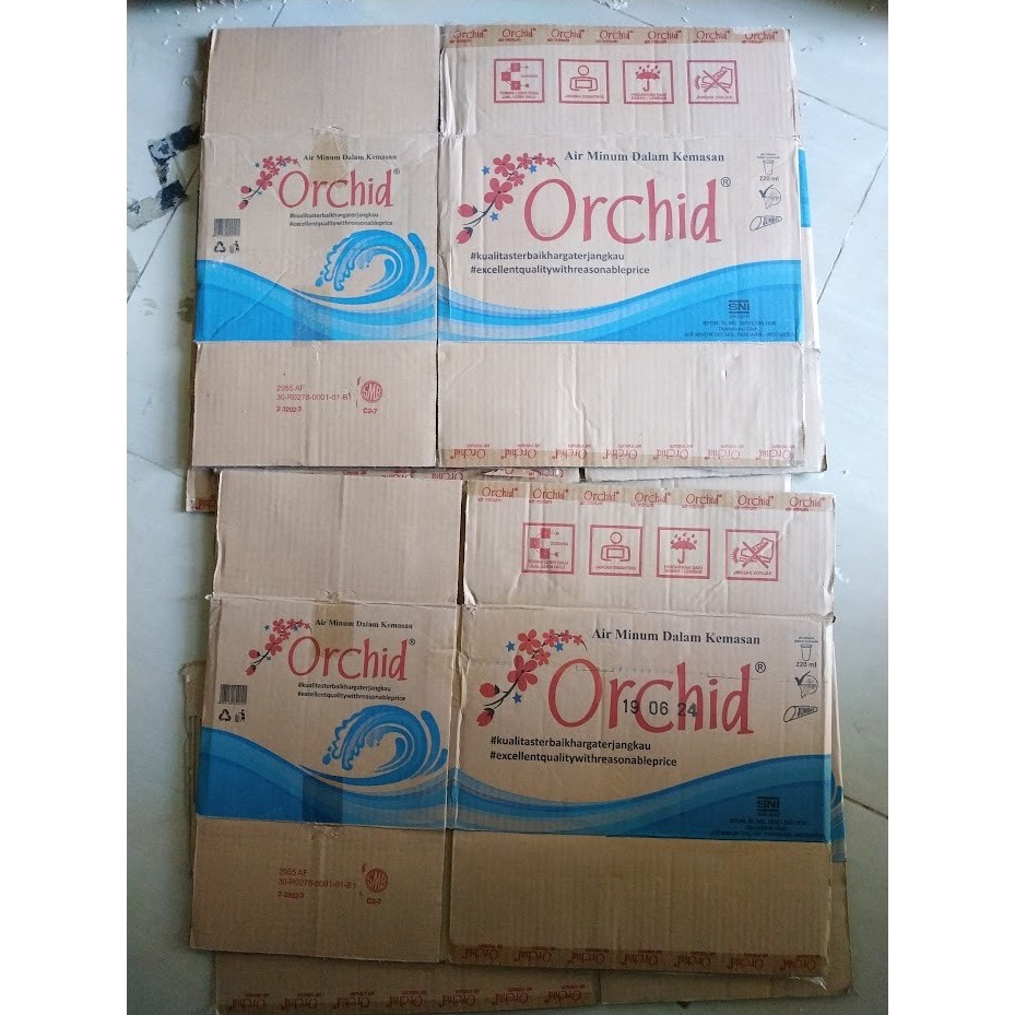 

Kardus Karton Bekas Air Mineral Gelas Club Aqua Orchid