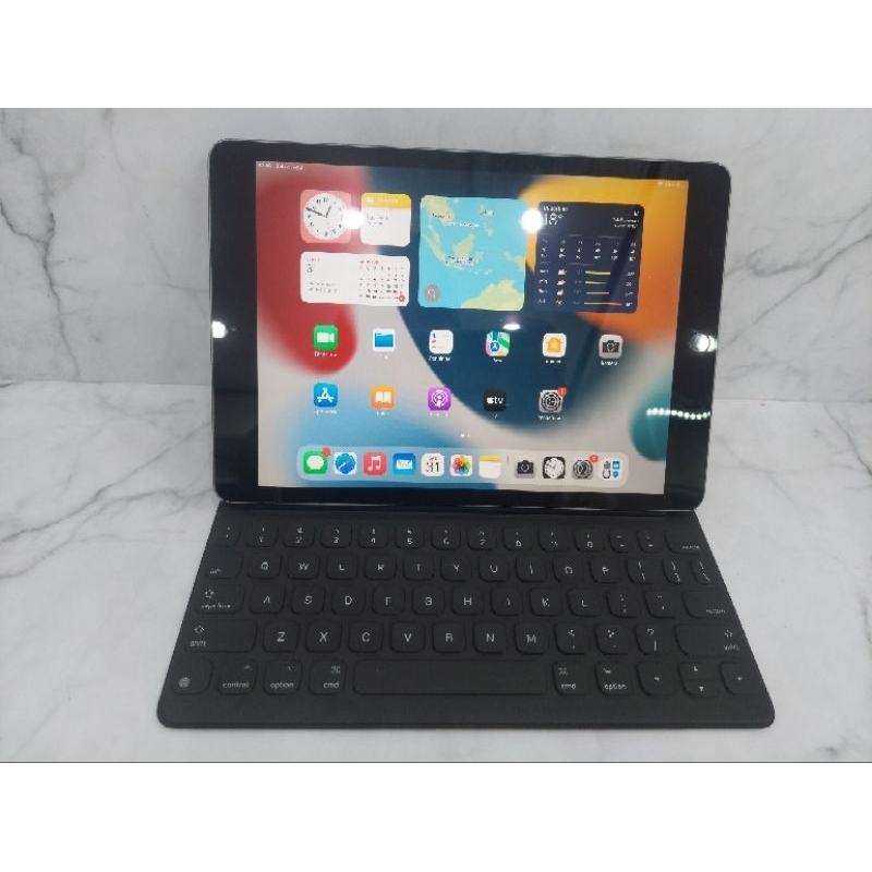 Ipad 8 32gb wifi only with keyboard