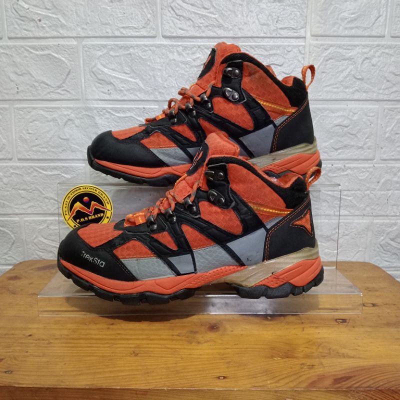 sepatu outdoor TREKSTA second