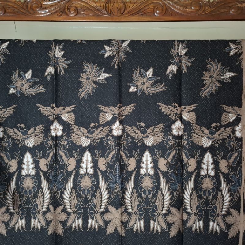 Kain Jarik dan Rok Wiru Batik Gunung Kembang Merpati Hitam Lawasan Krem Bawahan Kebaya Bridesmaid