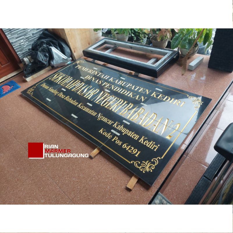 Prasasti Besar Ukiran Grafir tulisan Emas  batu granit hitam sambungan