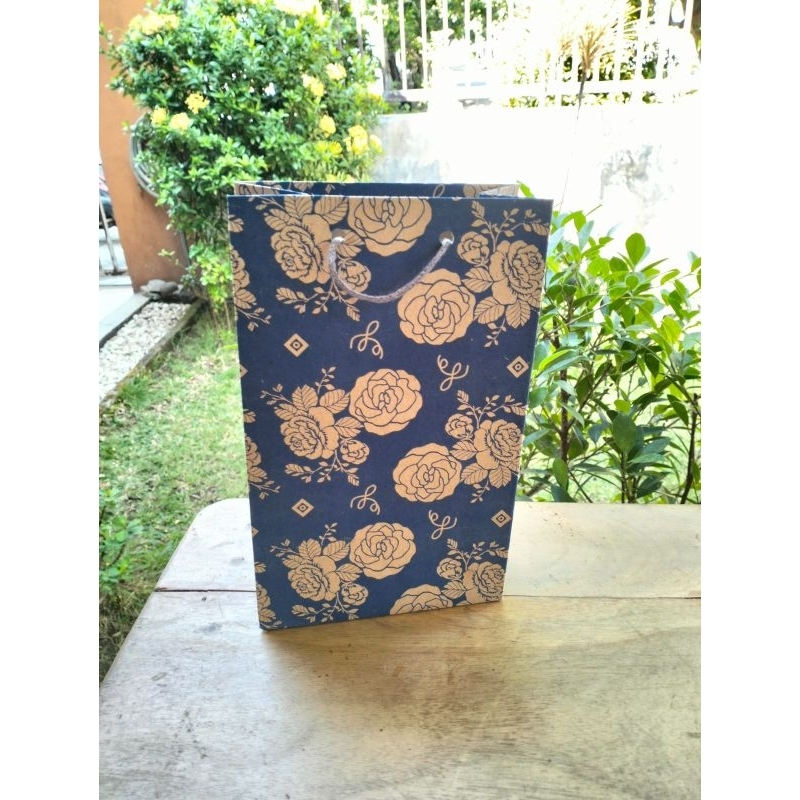 

paperbag 15 x 8 x 25 batik bunga isi 12pcs